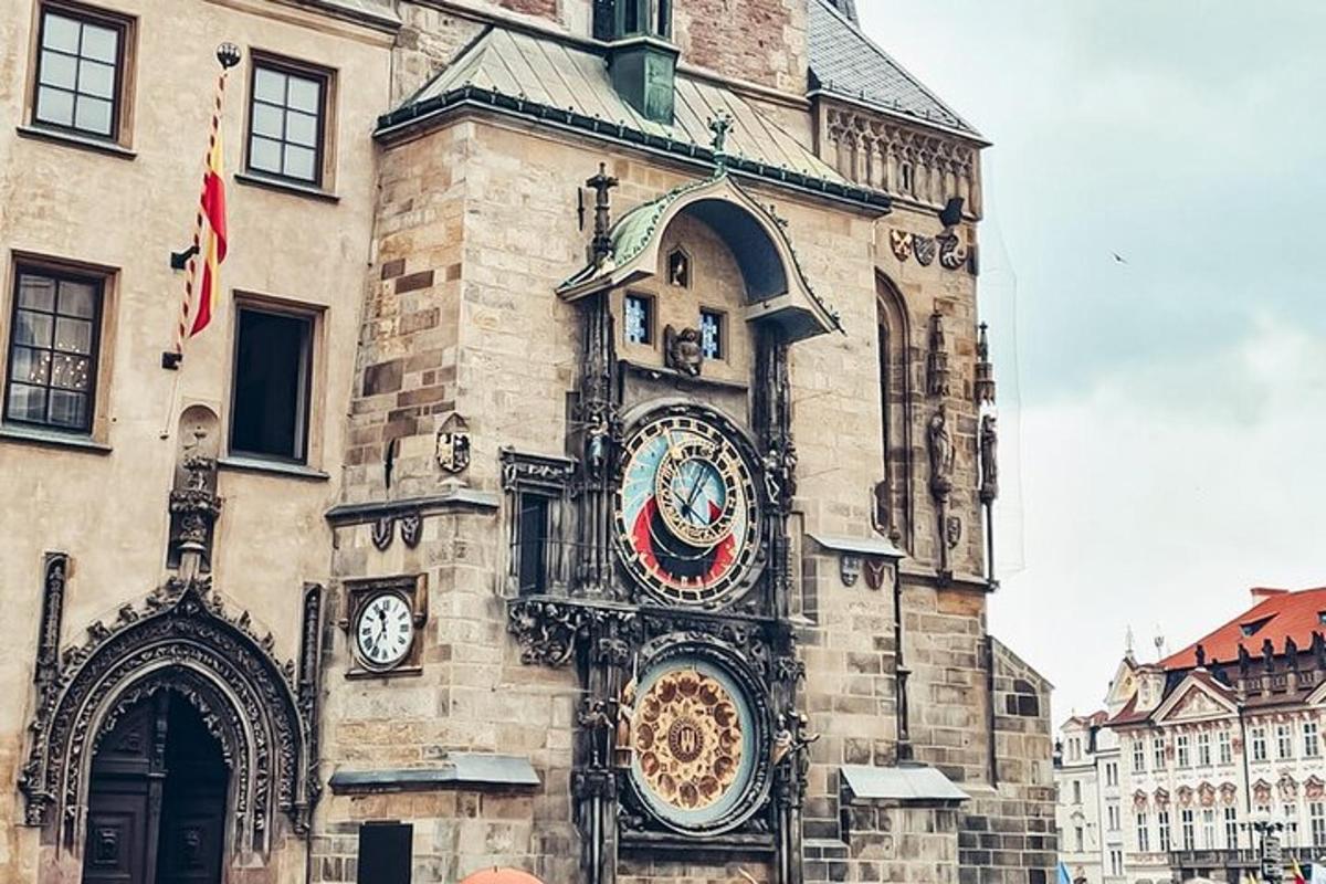 Un edificio con un reloj en el costado.