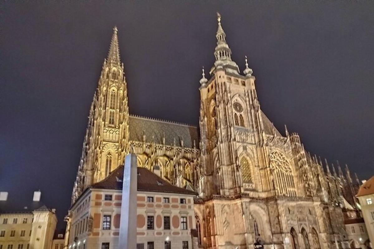 velká katedrální budova s hodinovou věží v noci