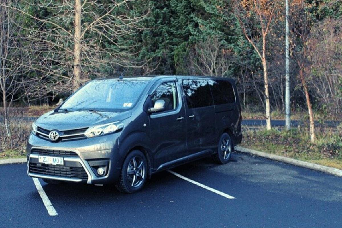 musta pakettiauto pysäköitynä parkkipaikalle