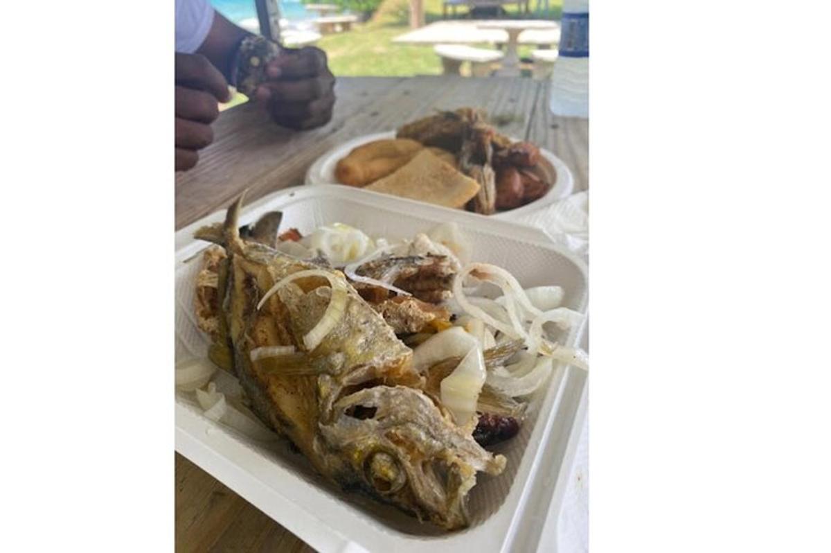 桌上放着一盘海鲜和其他食物