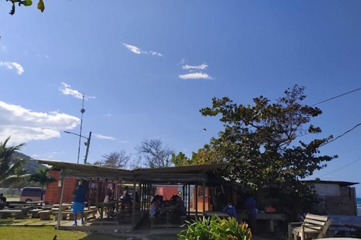 一群人站在建筑物外面