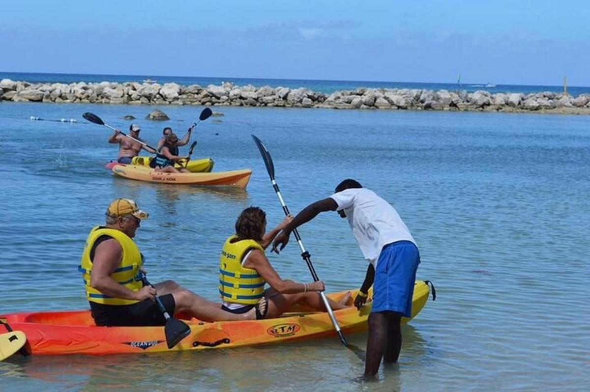 un gruppo di persone sui kayak in acqua