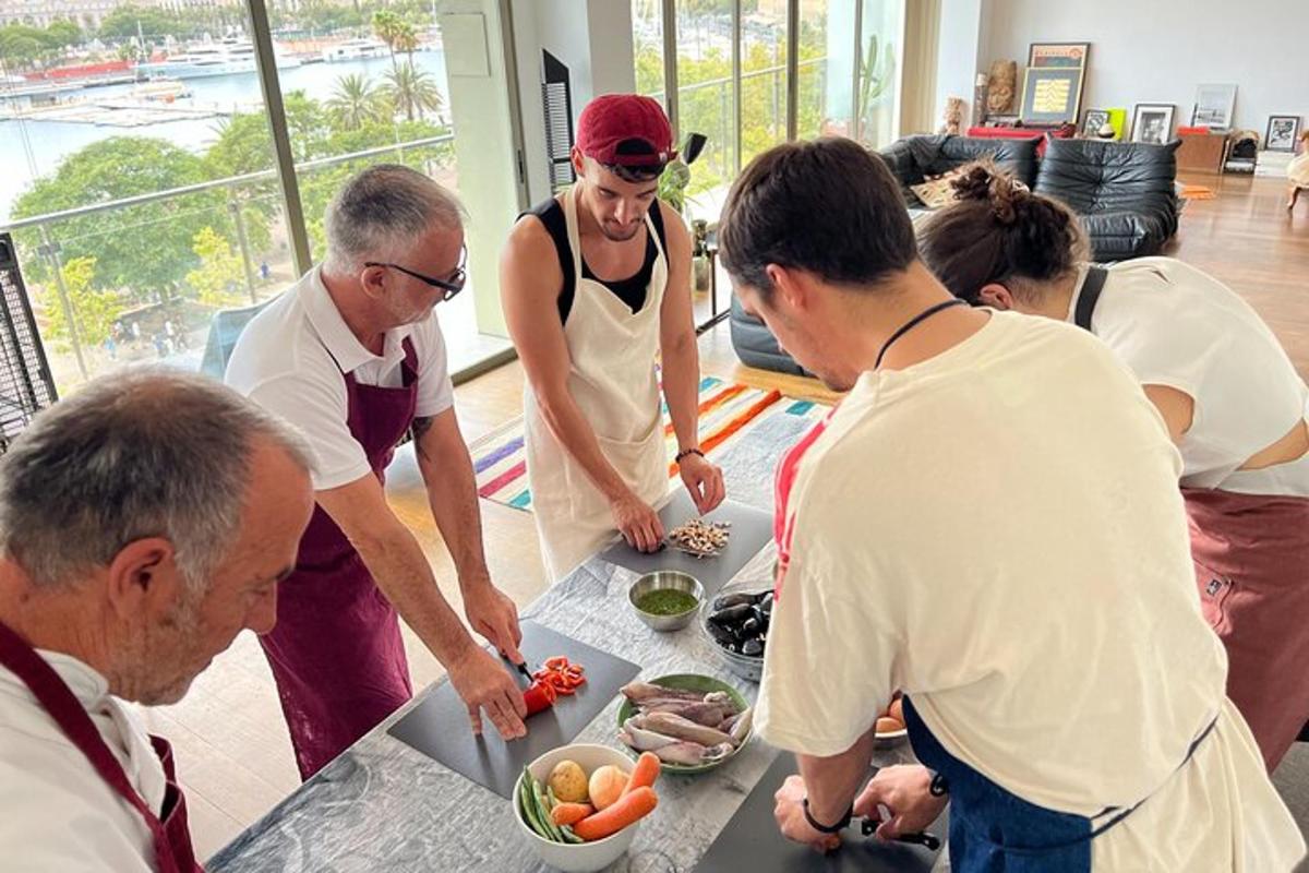 un gruppo di persone in piedi attorno a un tavolo che prepara il cibo