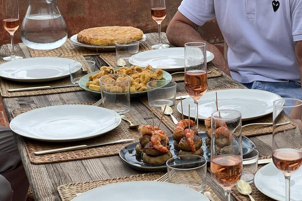 un tavolo con piatti di cibo e bicchieri di vino