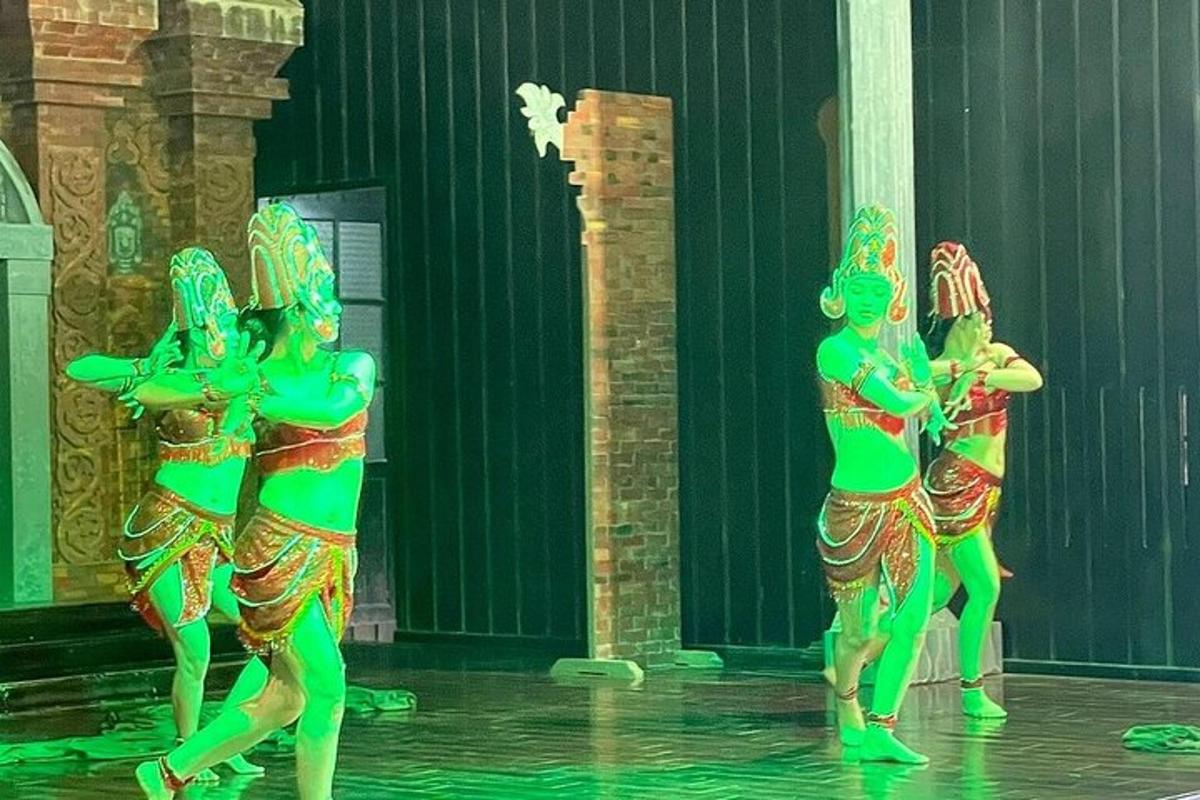 um grupo de mulheres dançando em um palco