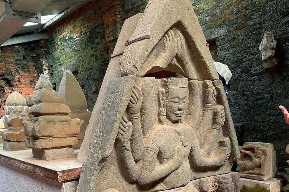 uma grande estátua de pedra de uma pessoa em um edifício
