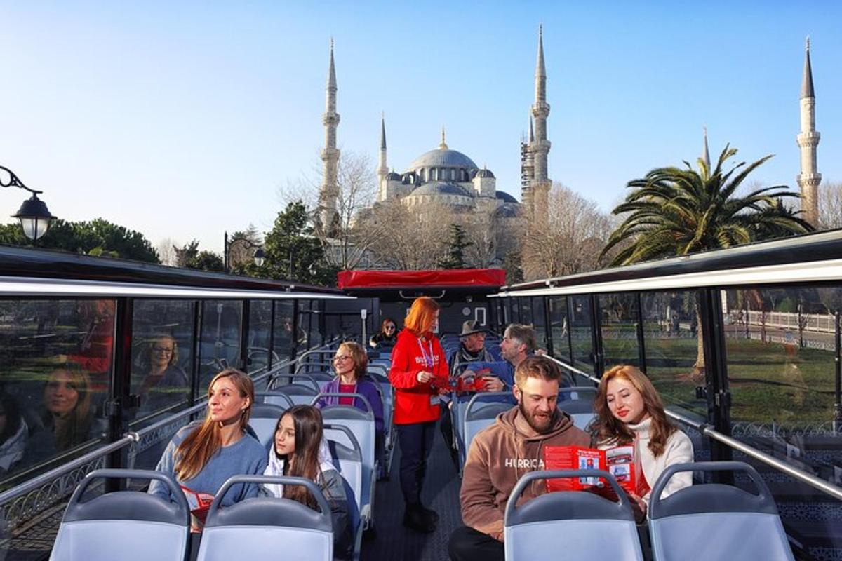 un gruppo di persone sedute su un autobus