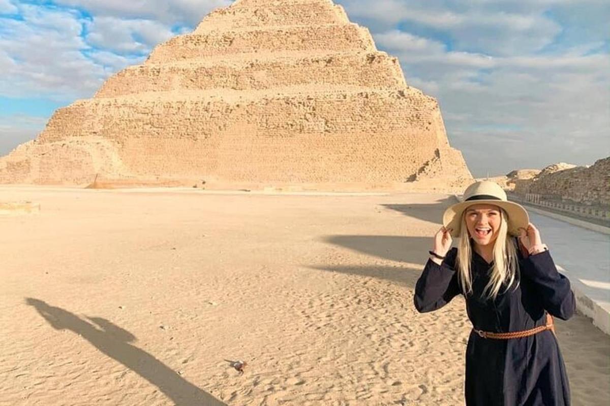 una mujer parada frente a una pirámide
