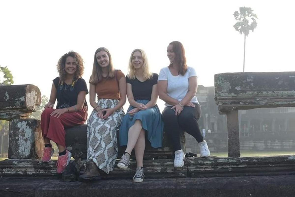 un grupo de mujeres sentadas en un banco
