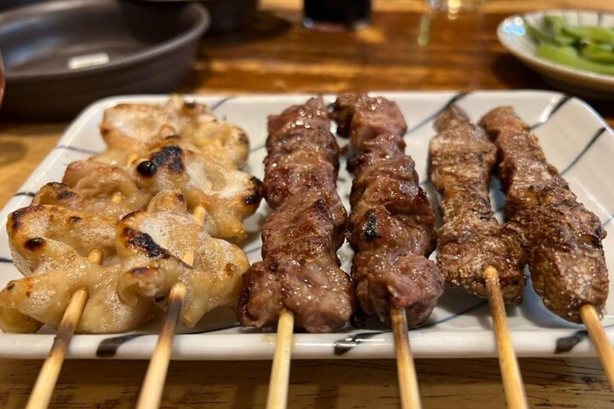 ένα πιάτο φαγητό σε ένα τραπέζι με chop sticks