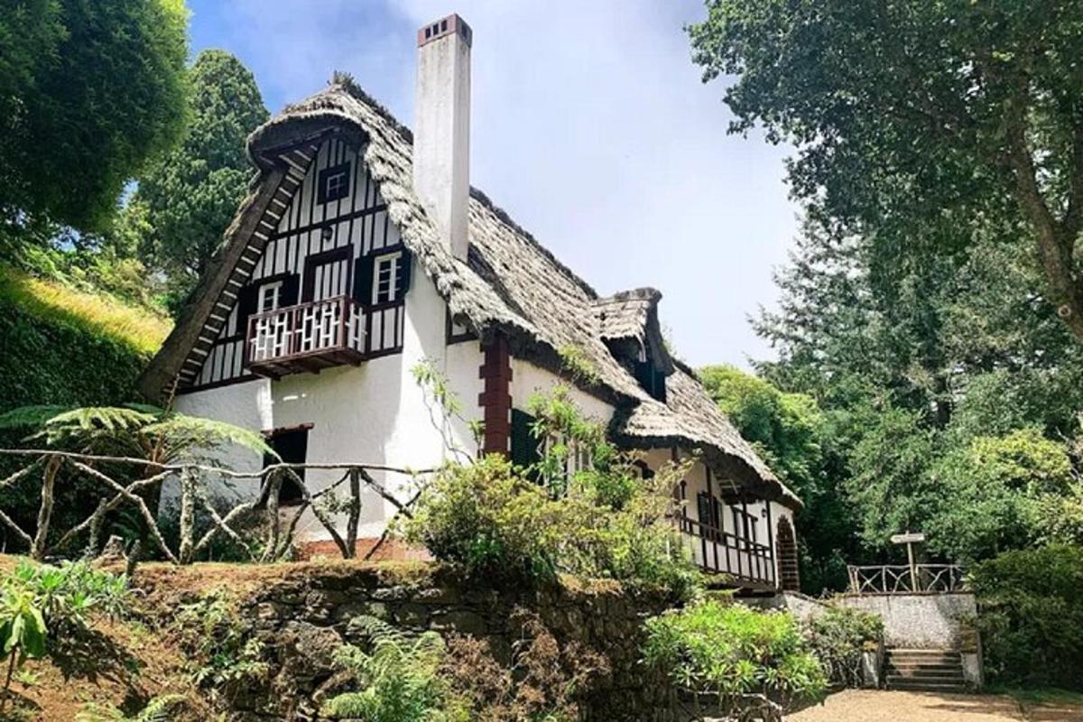 una casa vieja con techo de paja