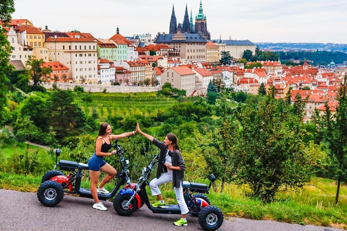 moški in ženska, ki se vozita na skuterjih po hribu