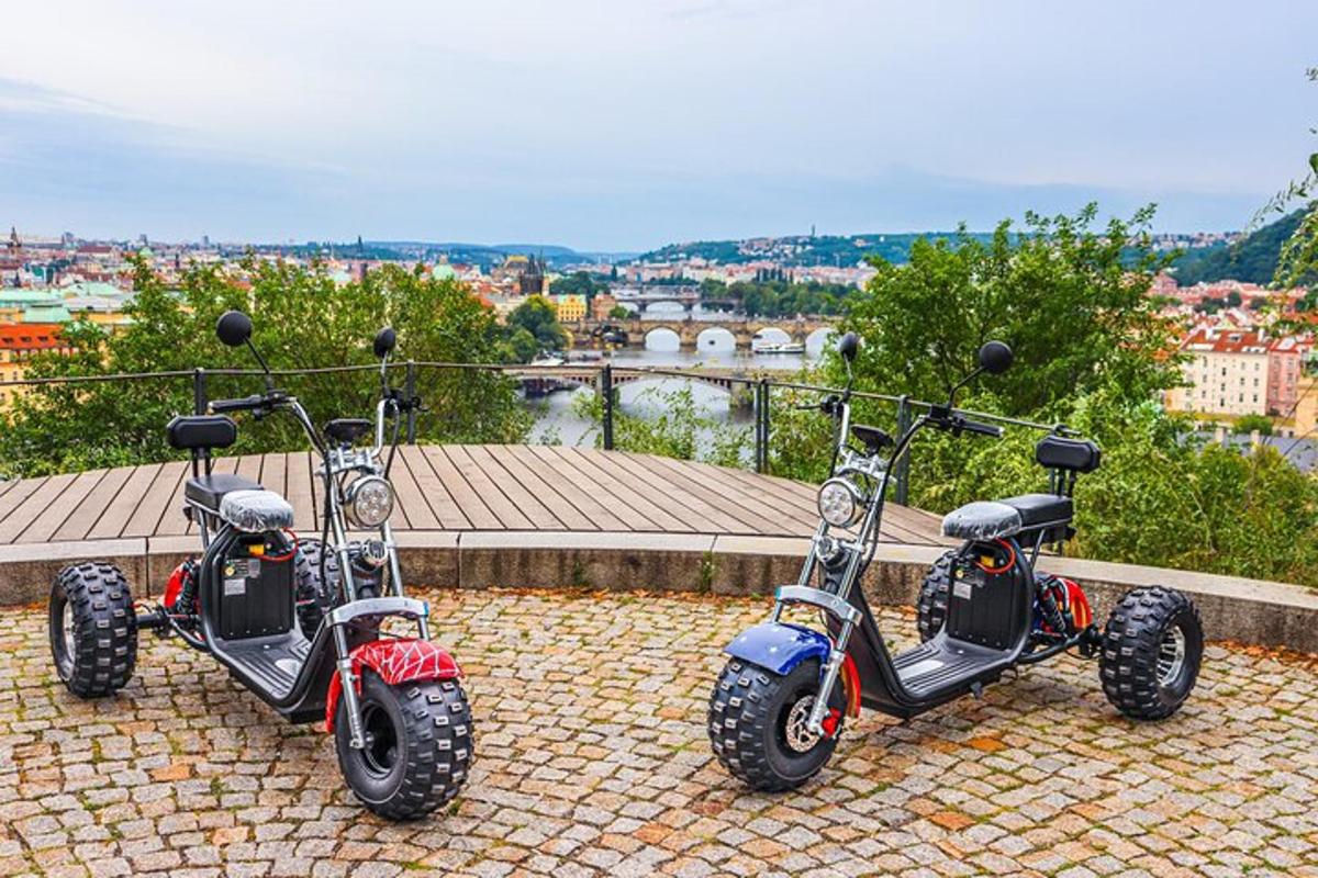 kaks hoone katusele pargitud tõukeratast