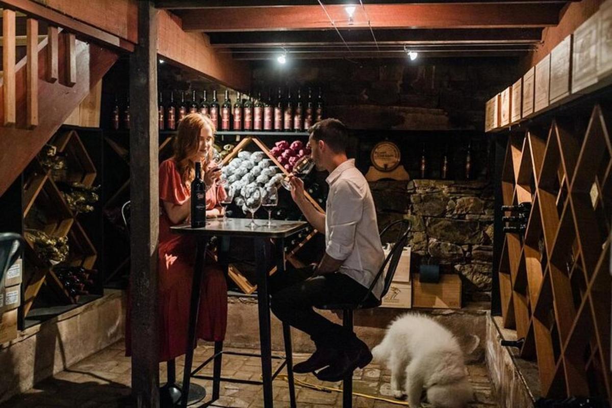 muž a žena sedící u stolu ve vinotéce