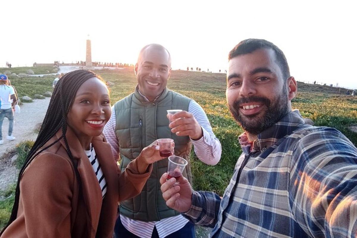 un gruppo di tre persone che tengono in mano bicchieri di vino