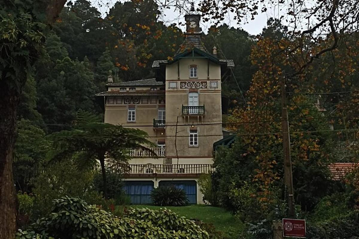 un grande edificio in mezzo a una foresta