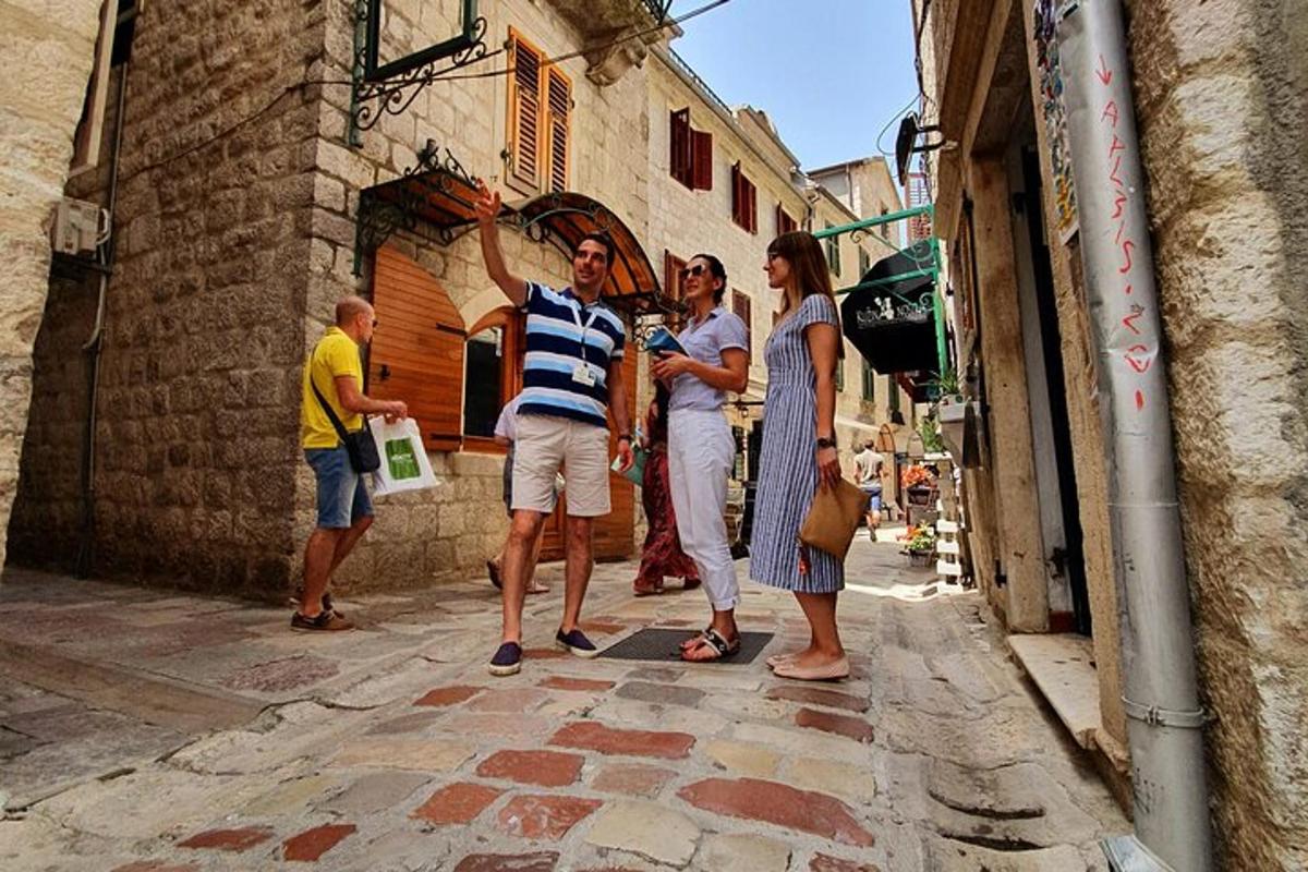 kitsas allees seisev grupp inimesi