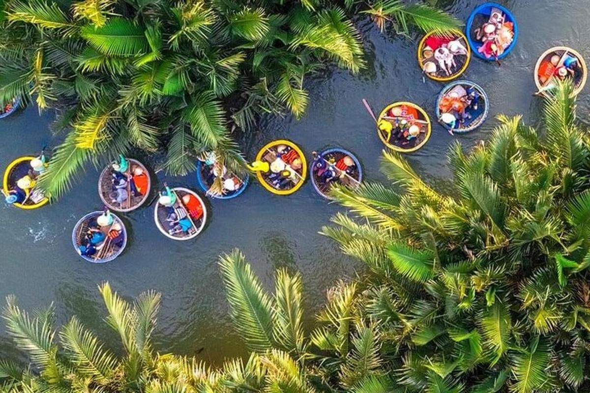 vista aèria d'un parc aquàtic amb moltes atraccions