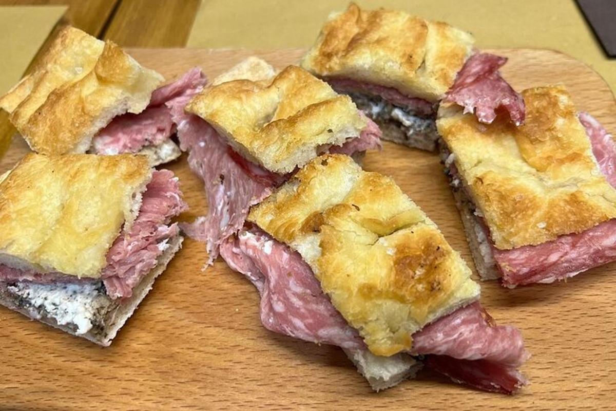 skupina sendvičev na leseni deski za rezanje