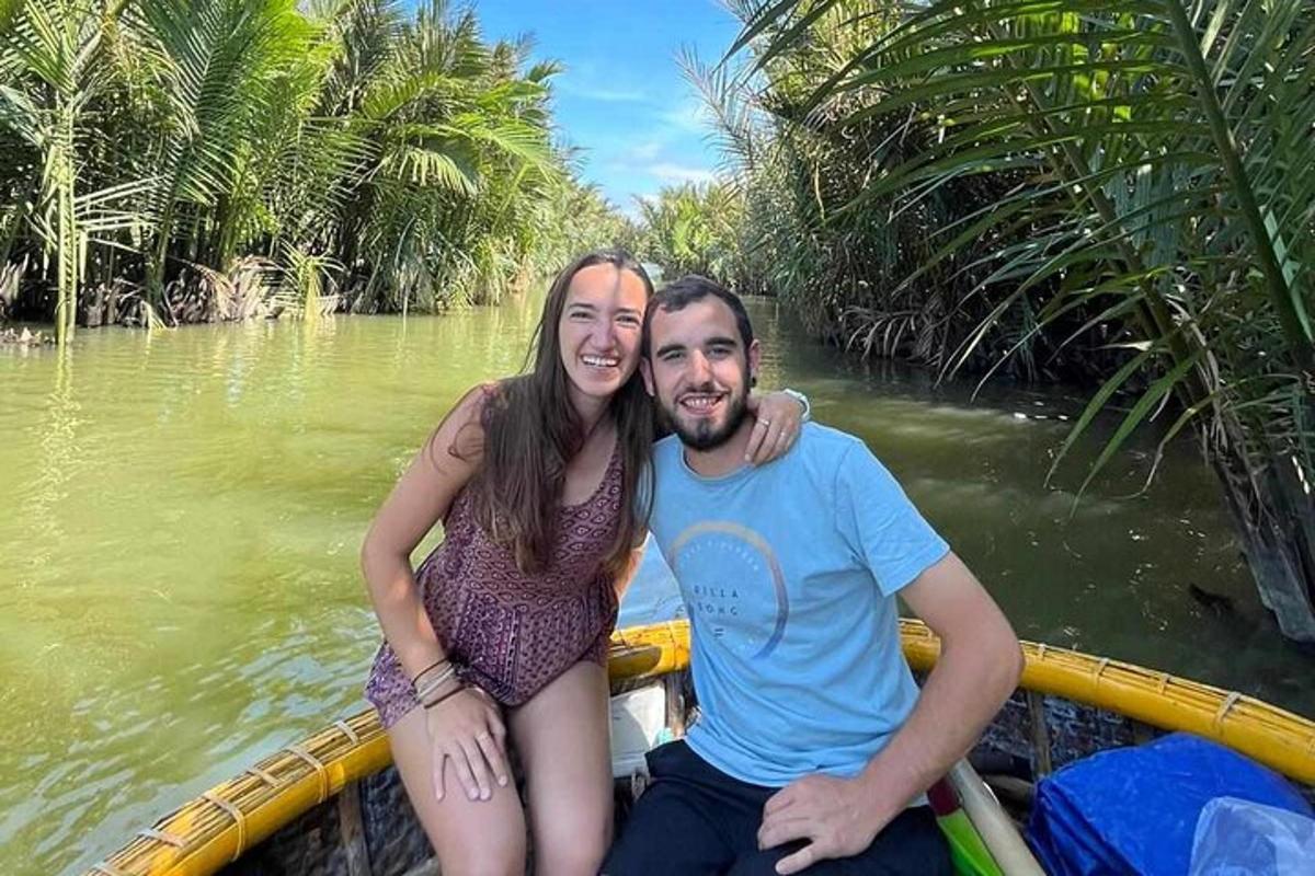 un uomo e una donna seduti su una barca sull'acqua