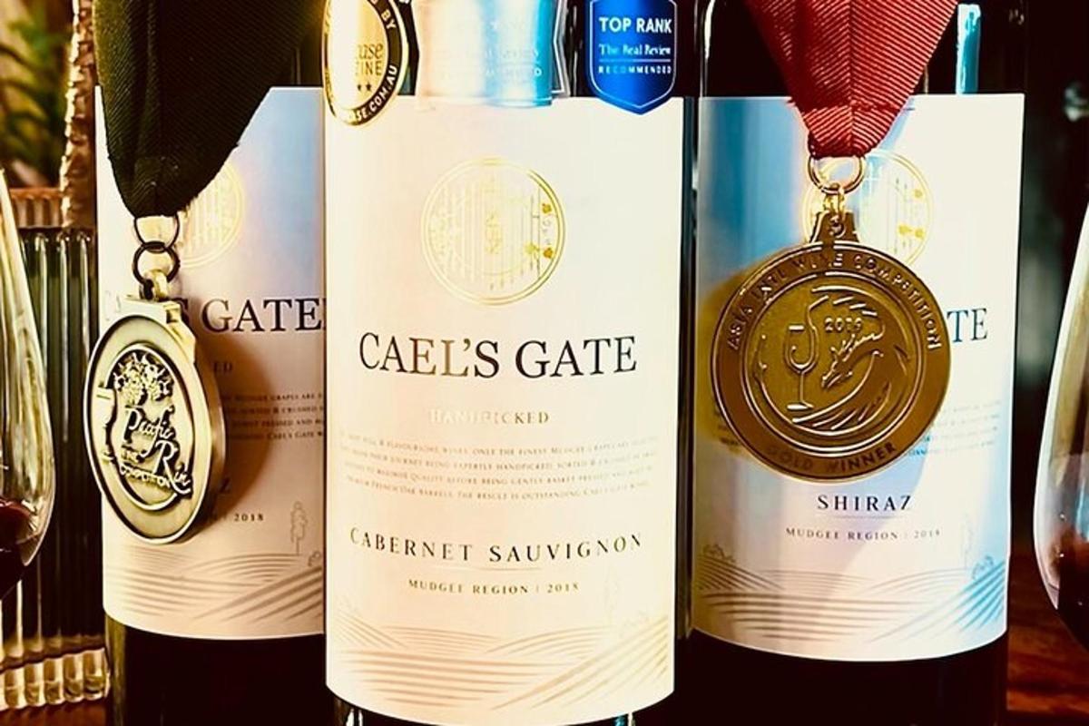 tiga botol wain dengan pingat padanya