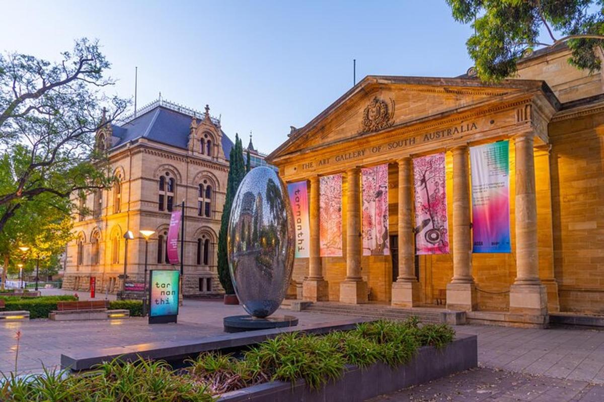 un bâtiment avec une grande sculpture en verre devant lui