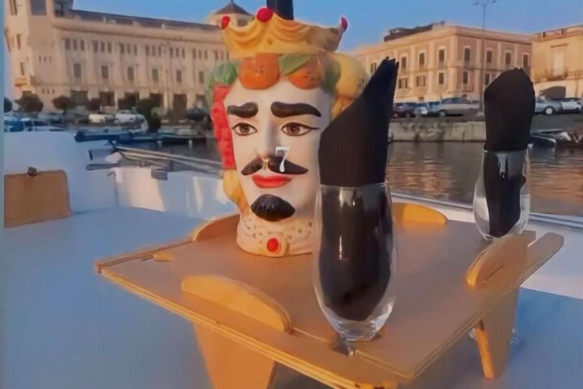 ant stalo padėta veido su vaisiais statula