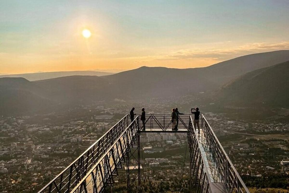 skupina lidí stojící na visutém mostě