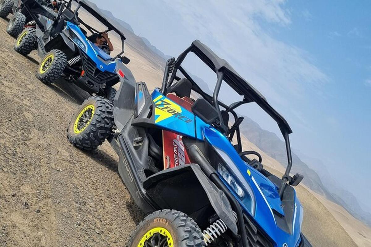 sahilde park etmiş dört ATV'den oluşan bir grup