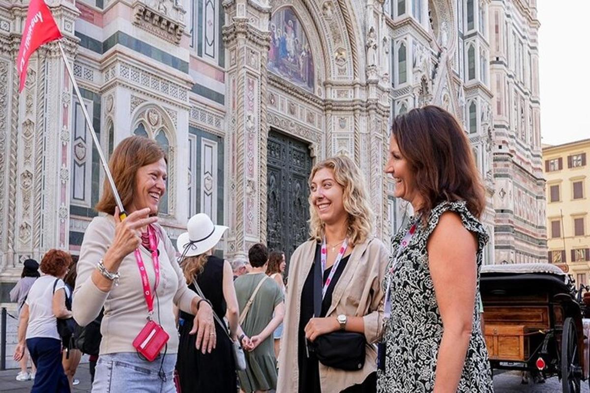 três mulheres em frente a uma catedral
