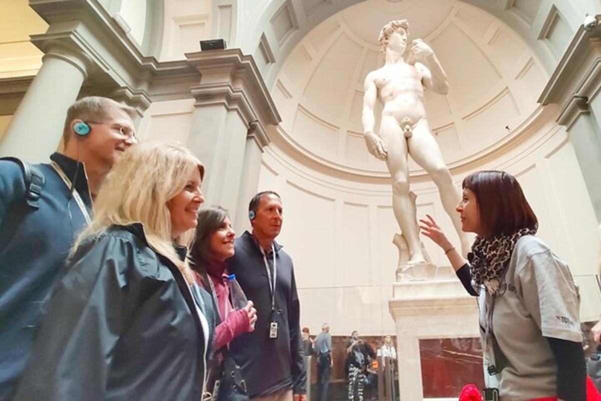 un grup de persones mirant una estàtua en un museu
