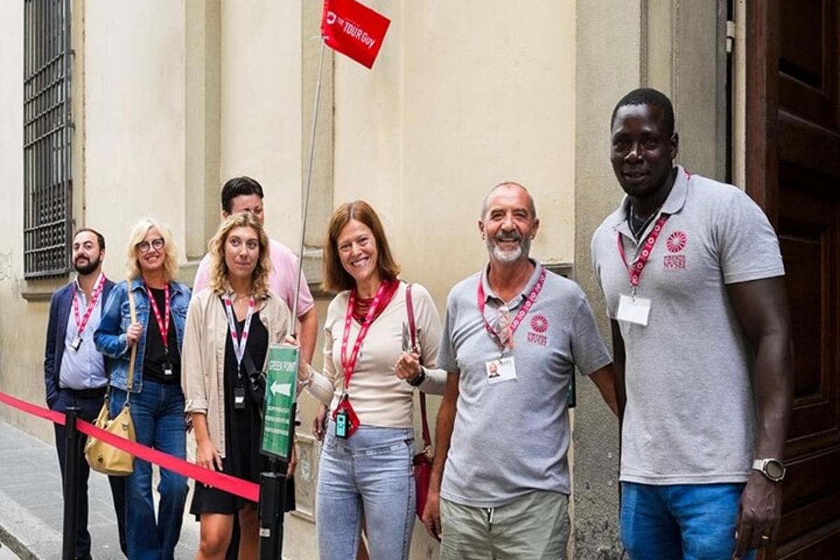 grupp inimesi, kes seisavad lindi ees