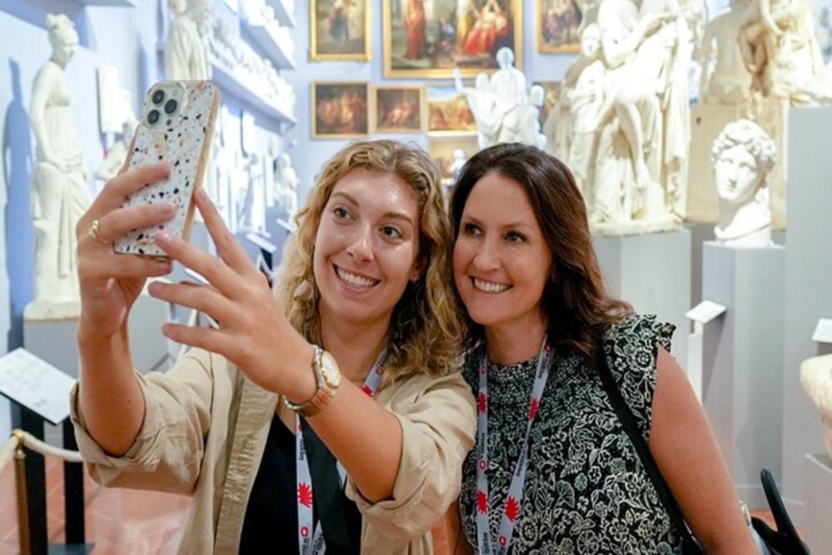 dues dones posant per a una foto en un museu