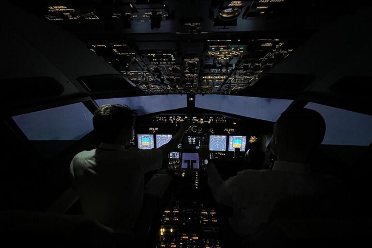 Un grupo de personas sentadas en la cabina de un avión.