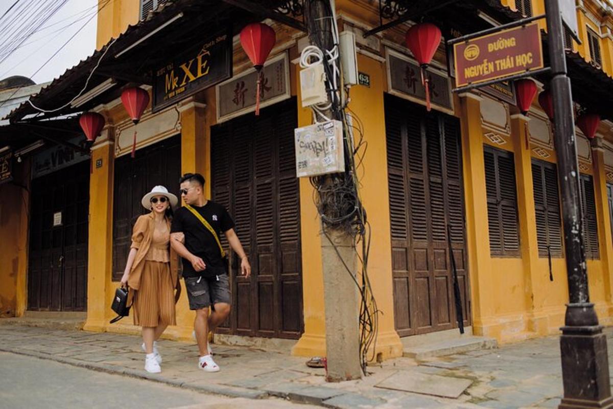 Un hombre y una mujer caminando por una calle