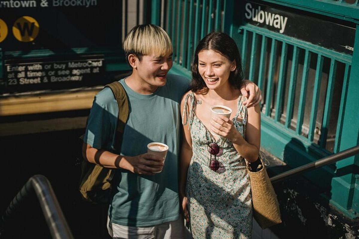 Un hombre y una mujer de pie junto a un tren.