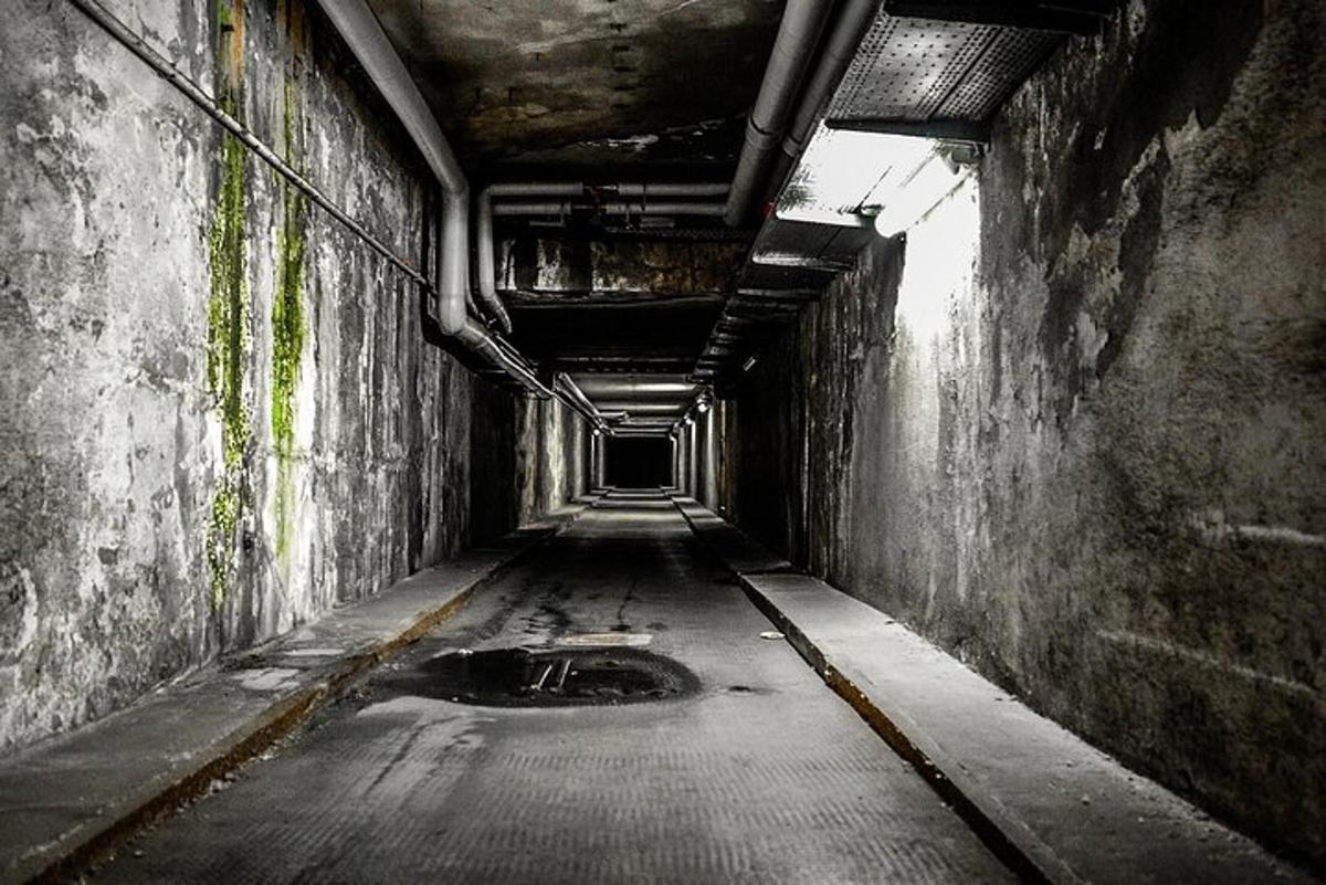 Un pasillo vacío en un edificio antiguo