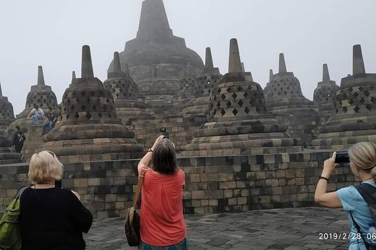un gruppo di persone che scatta foto di un edificio