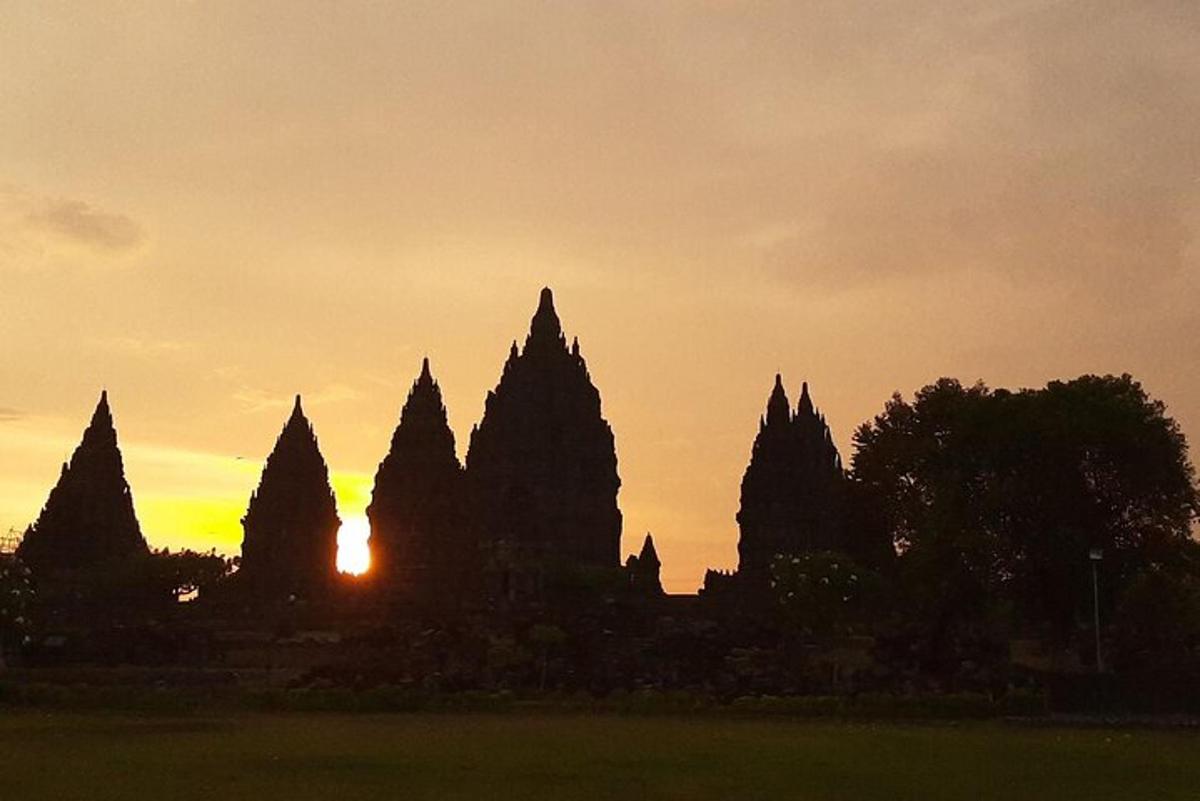 una silhouette di un tempio con il tramonto sullo sfondo