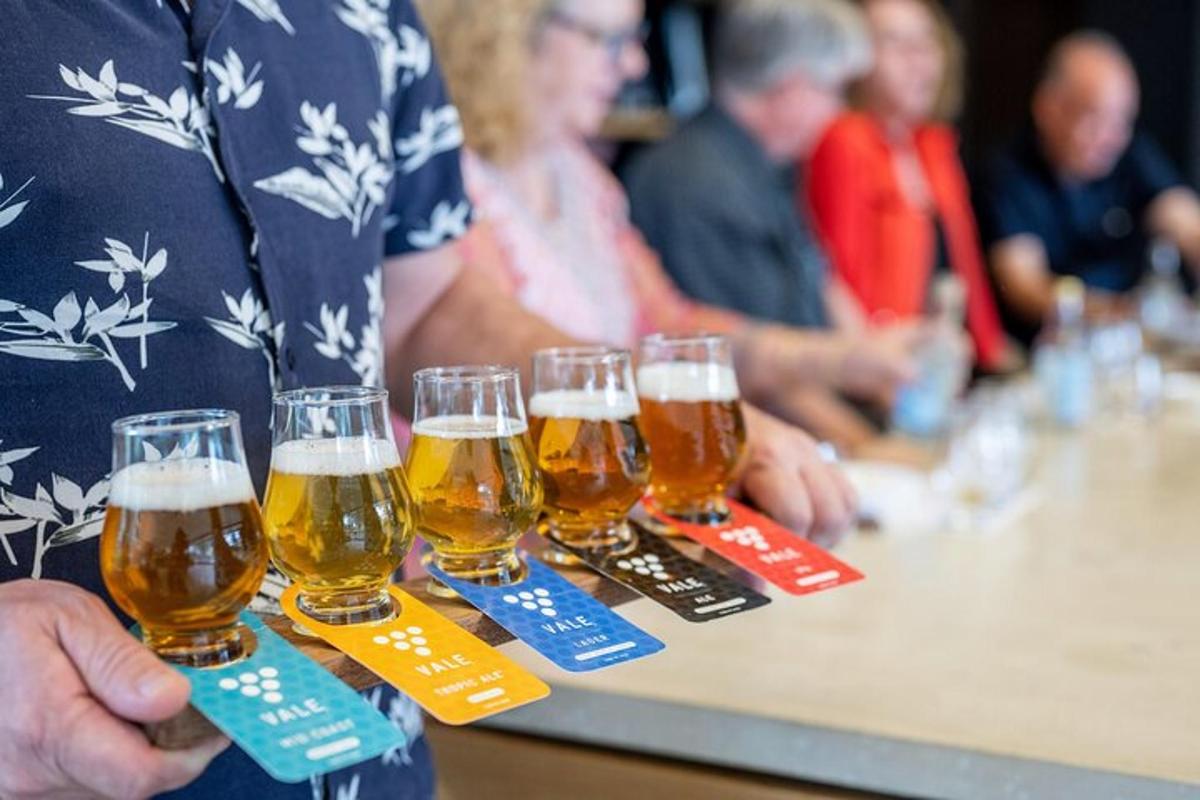 mees, kes hoiab käes nelja klaasi õlut