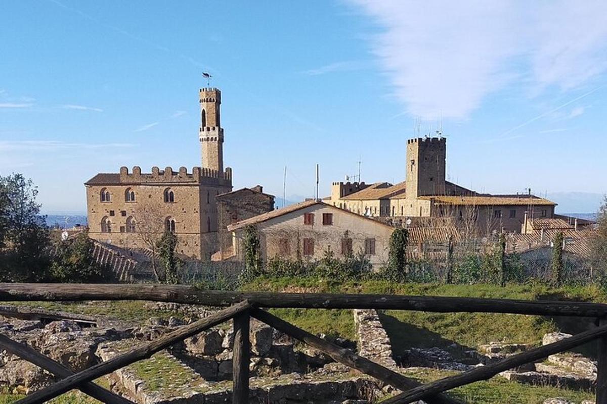 un vecchio edificio con due torri su una collina