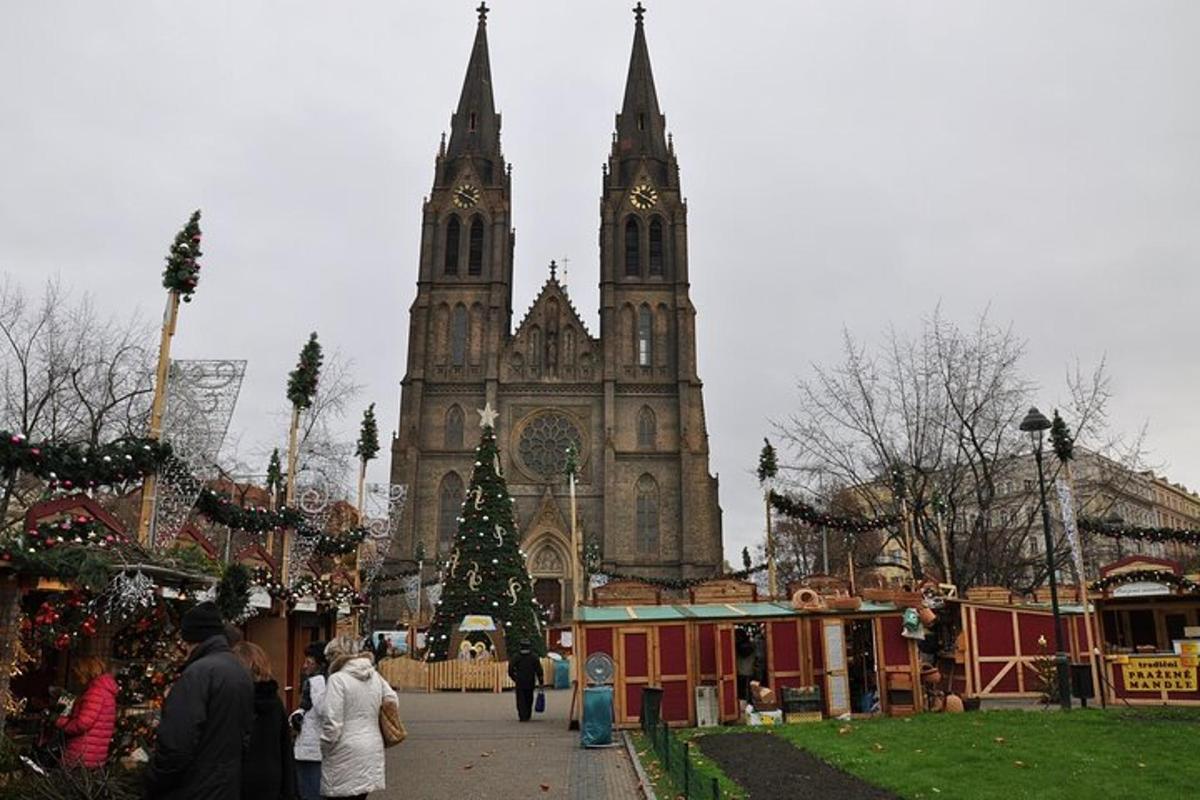 sebuah katedral besar dengan pokok krismas di hadapannya