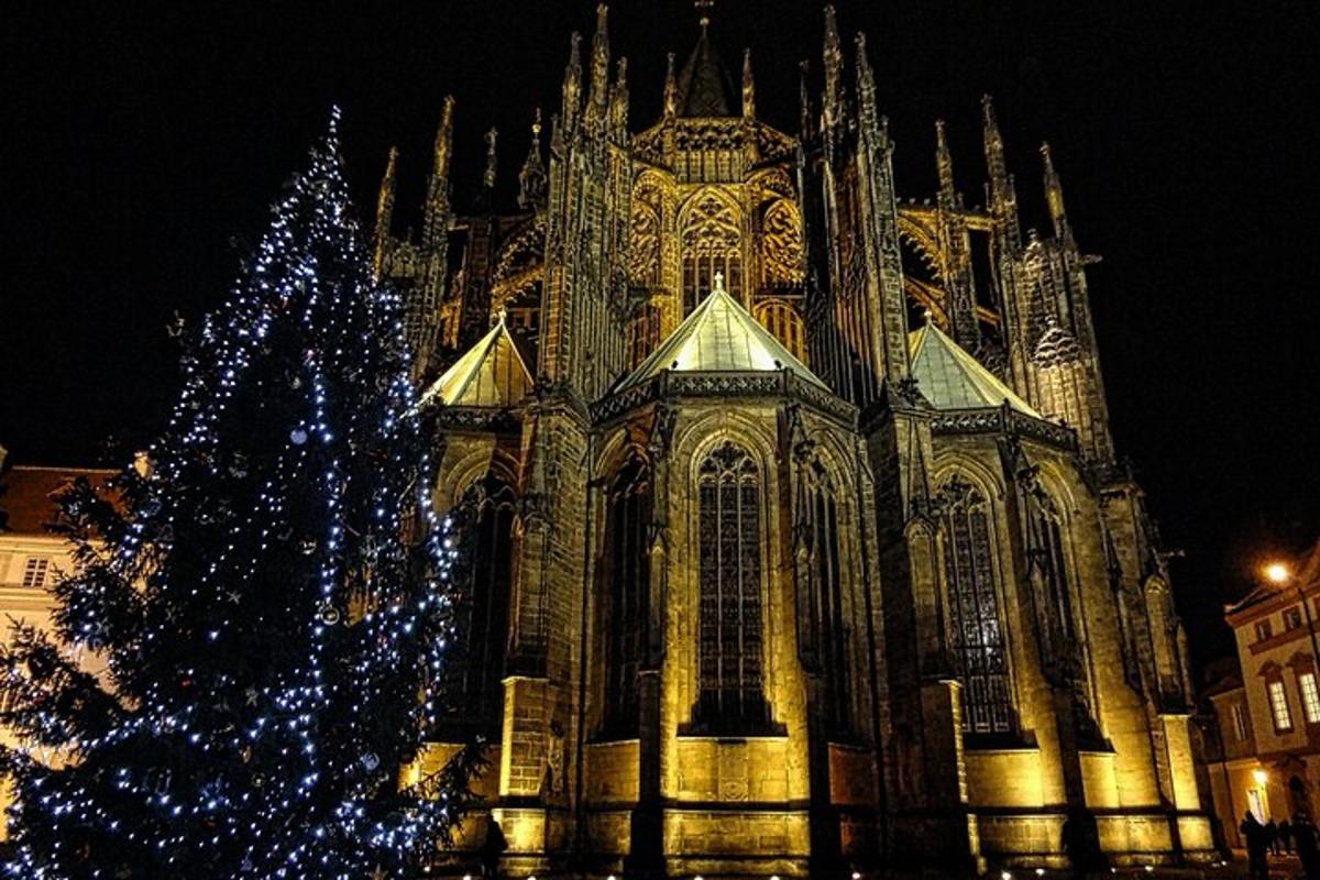 pokok krismas di hadapan katedral pada waktu malam