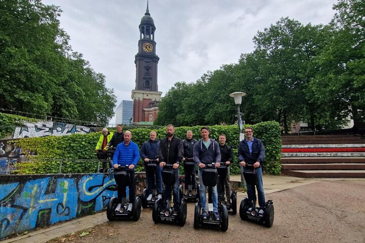 egy csoport ember segway-ez egy óratorony előtt