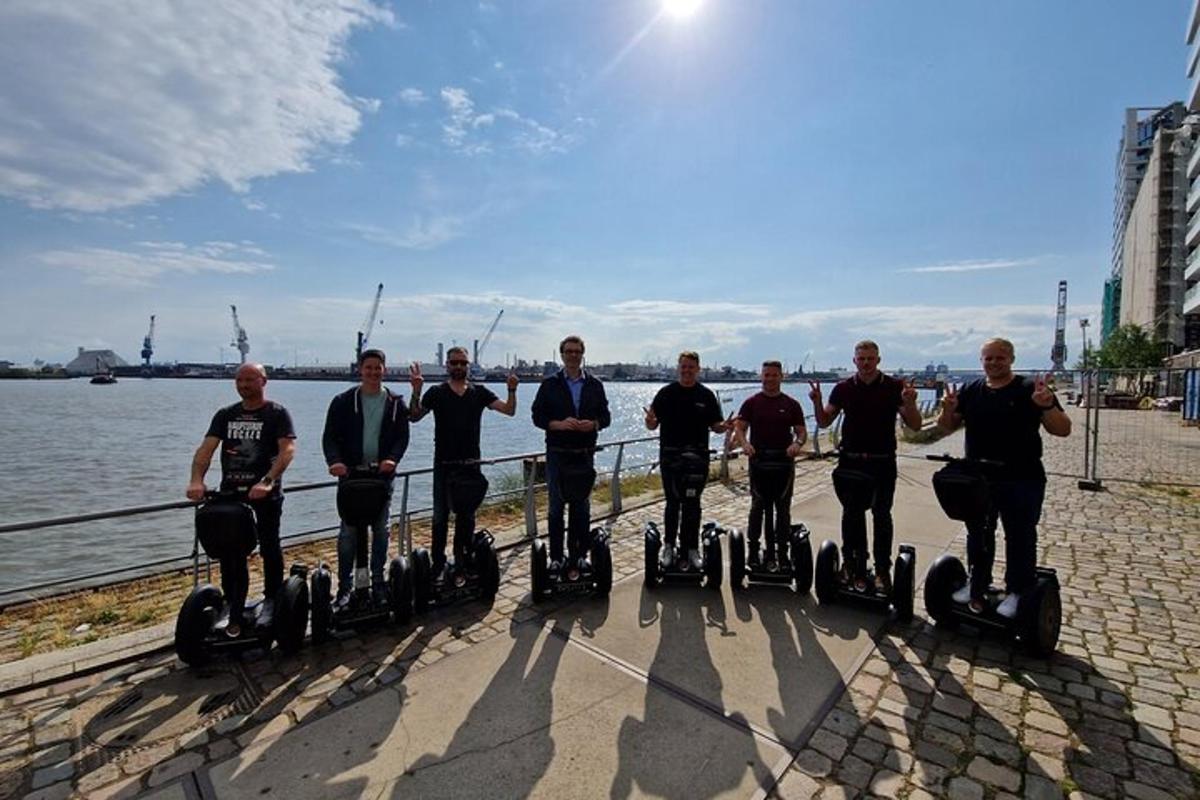 un gruppo di persone che percorrono in segway vicino all'acqua
