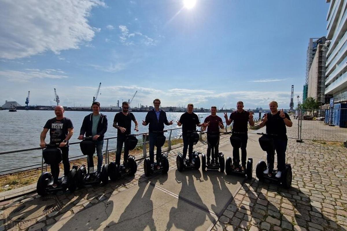 un gruppo di uomini in sella a un segway