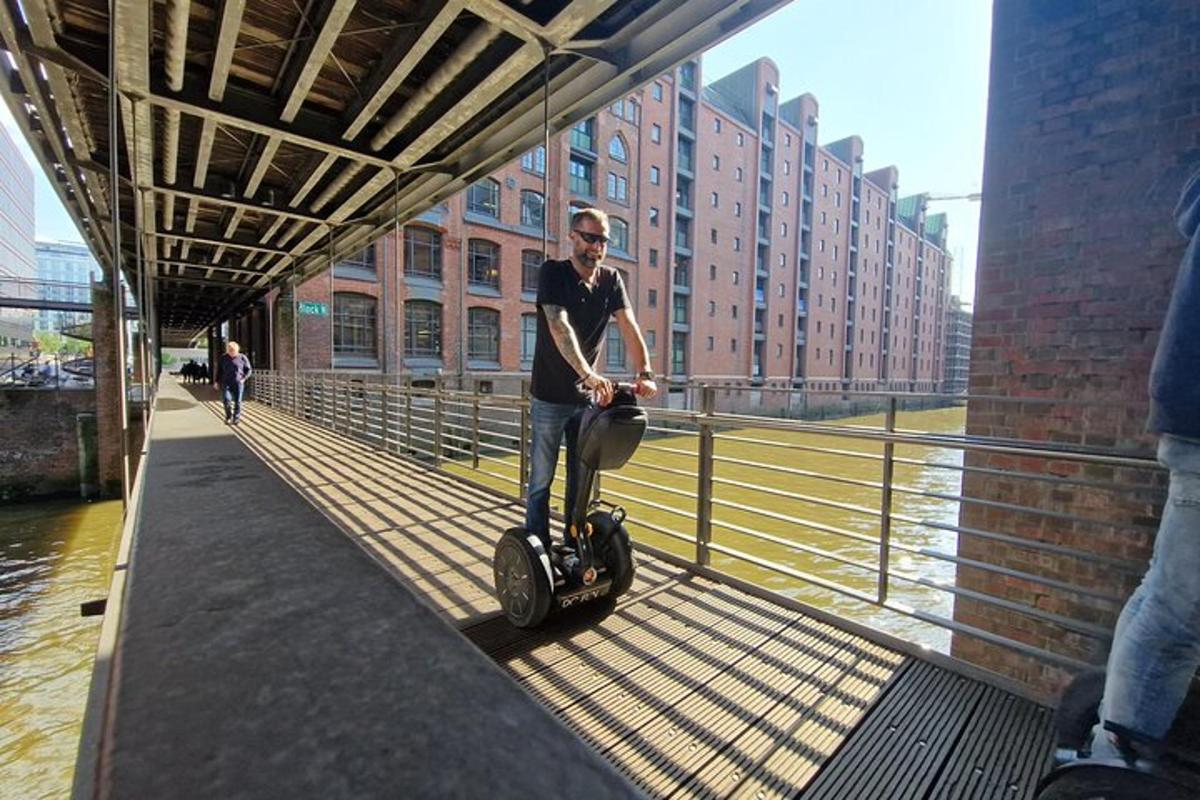 un uomo è in piedi su uno scooter su un ponte