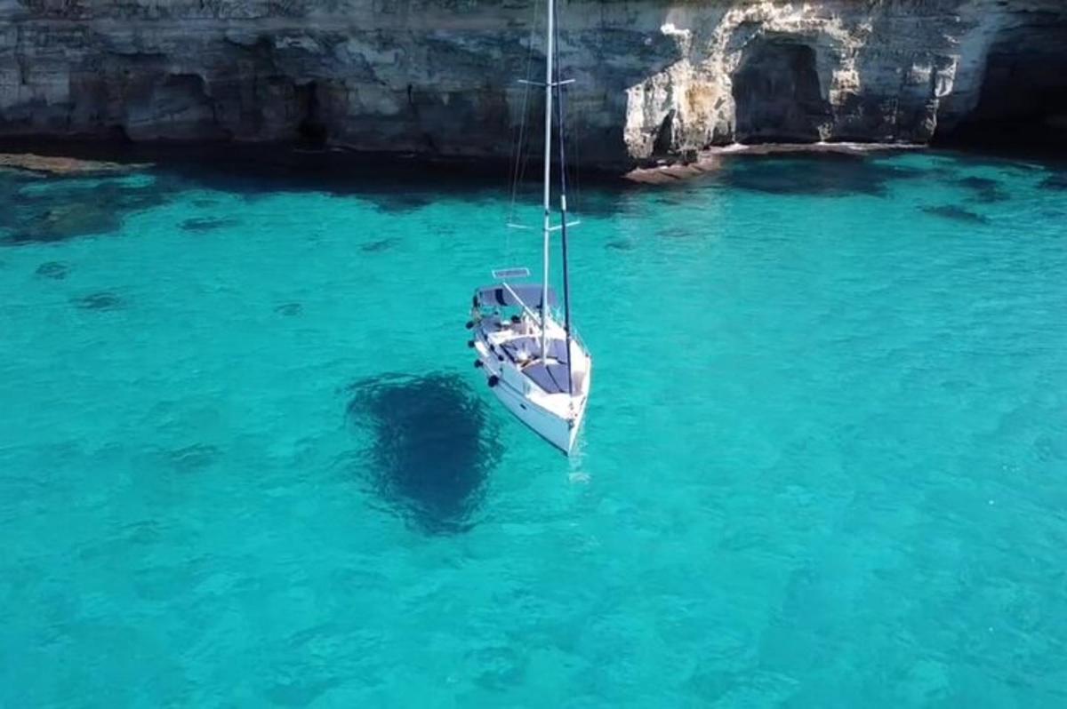 ein Boot, das in einem großen Gewässer schwimmt