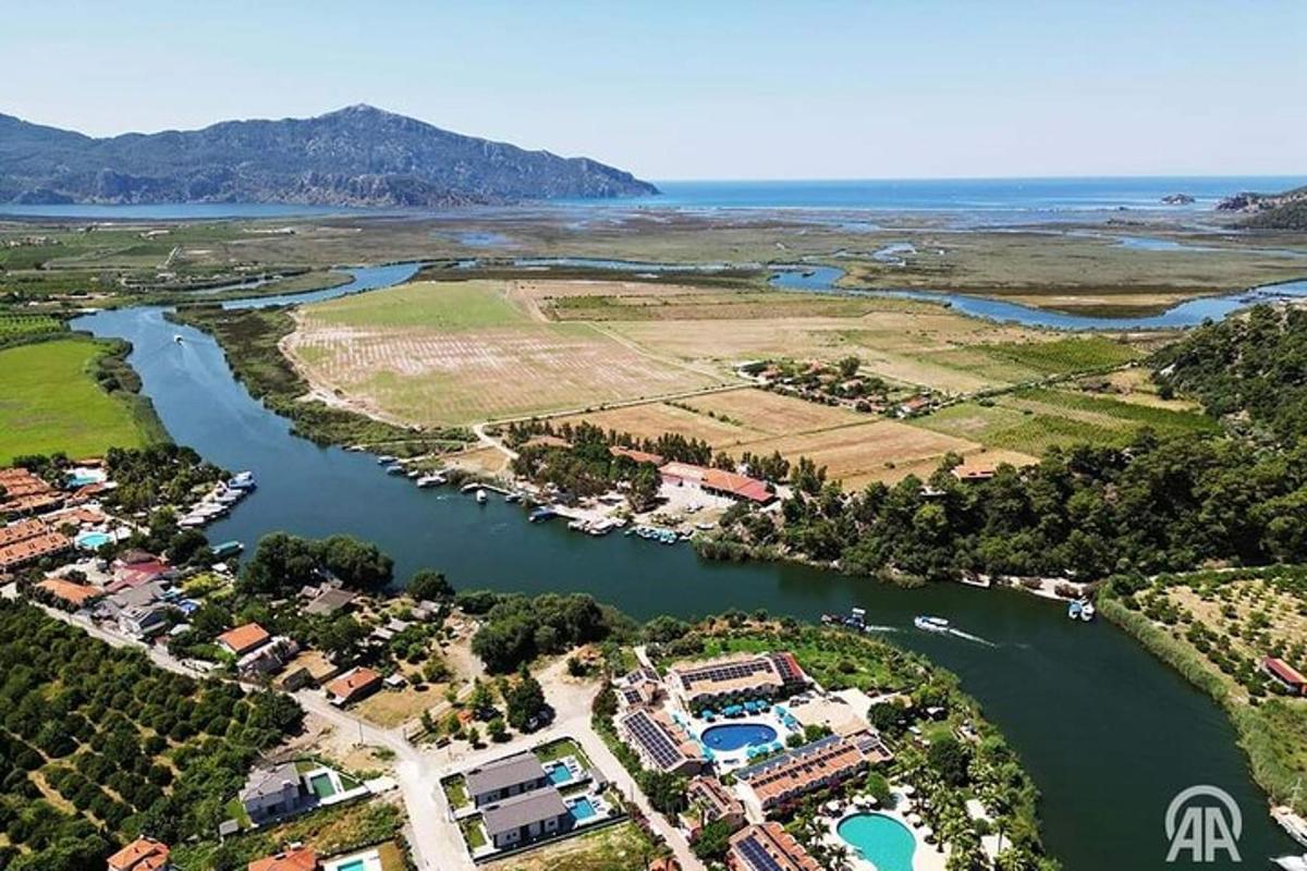 Zračni pogled na odmaralište pored rijeke