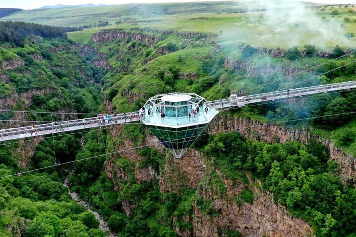 lanovka, která letí nad horou